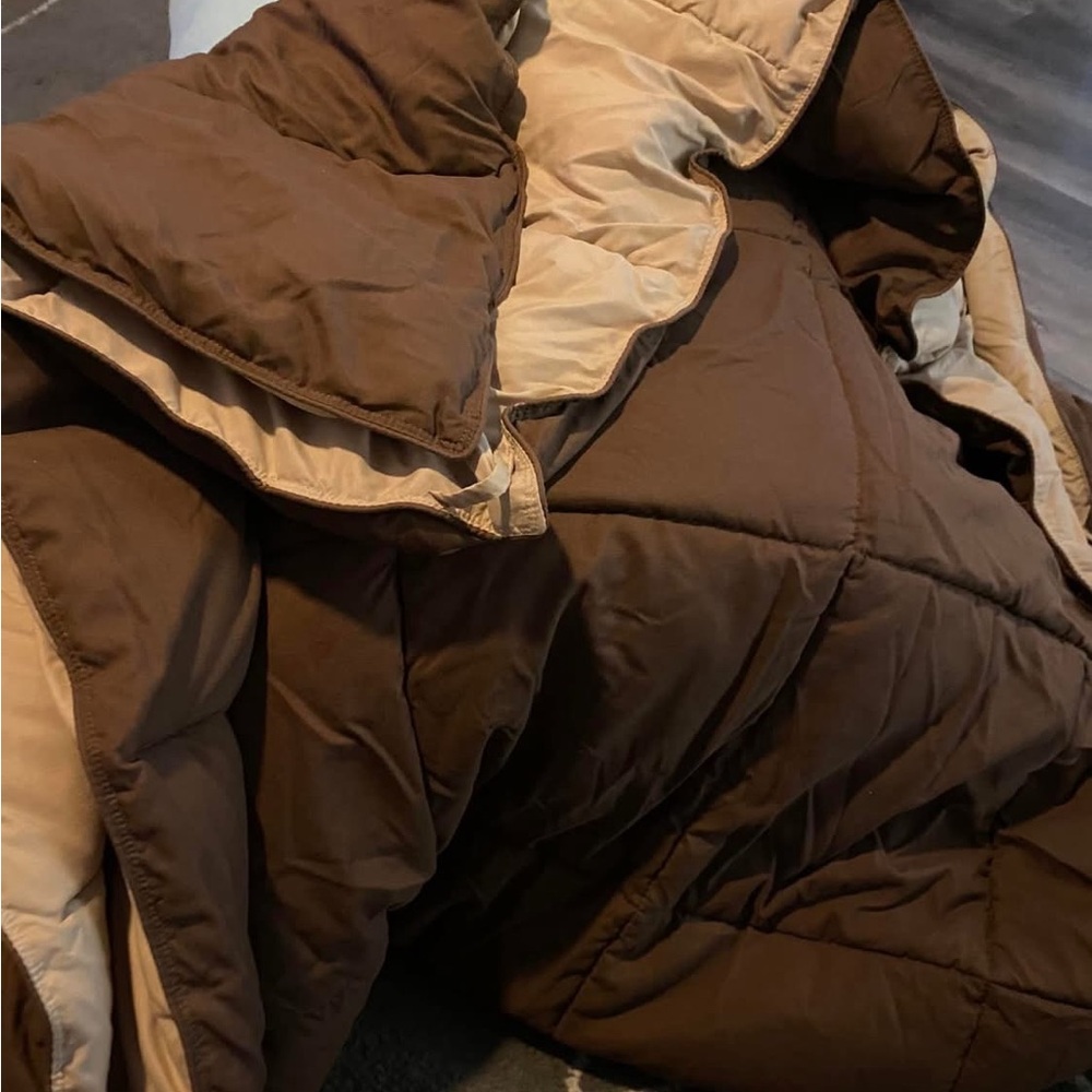 Elegant Brown and Tan Comforter with Plush Texture - plus XL Twin mattress cover
